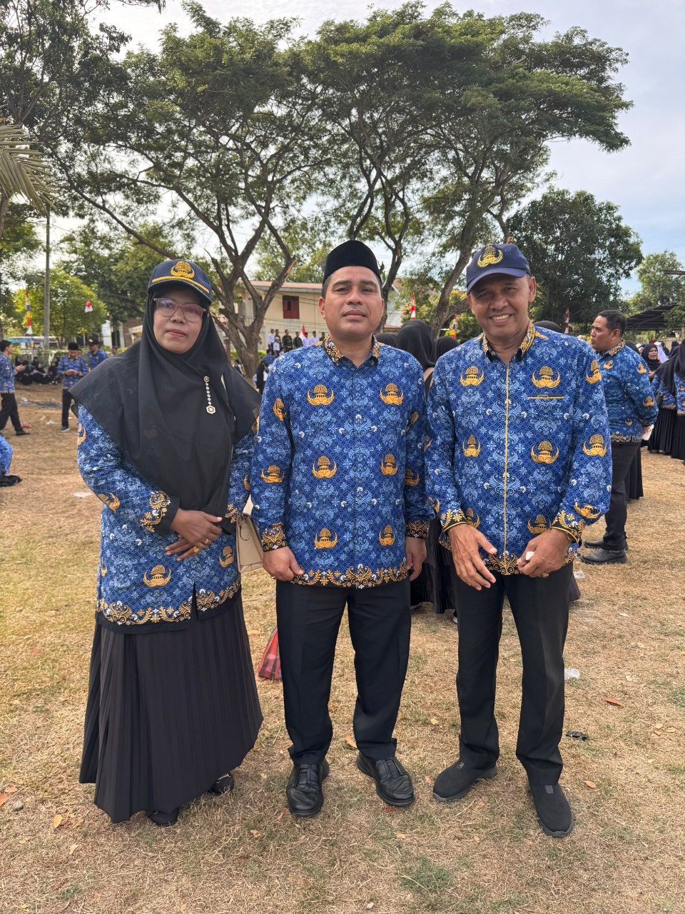 Guru SMAN Modal Bangsa mengikuti upacara HUT ke-81 RI